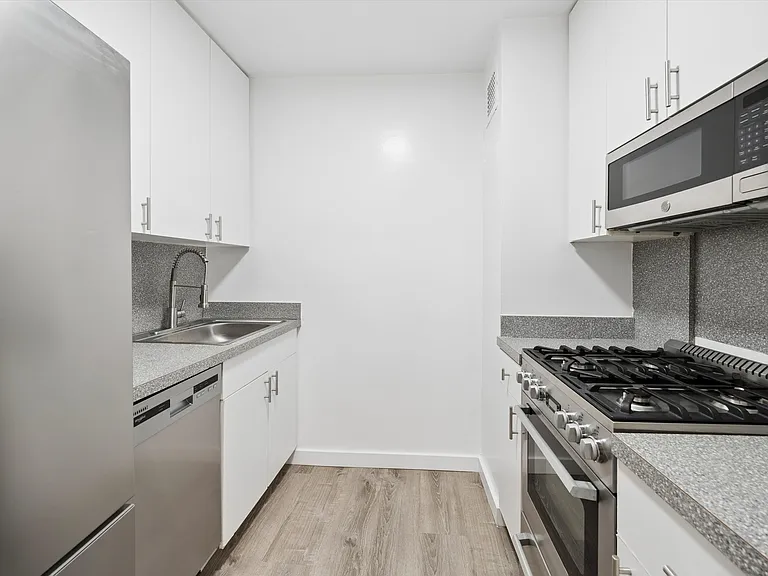 301 E 22nd St #8U — Photo 3