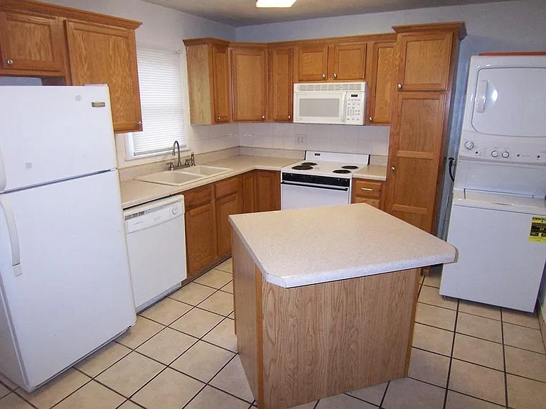 325 S Pickwick Ave #325 — Photo 4