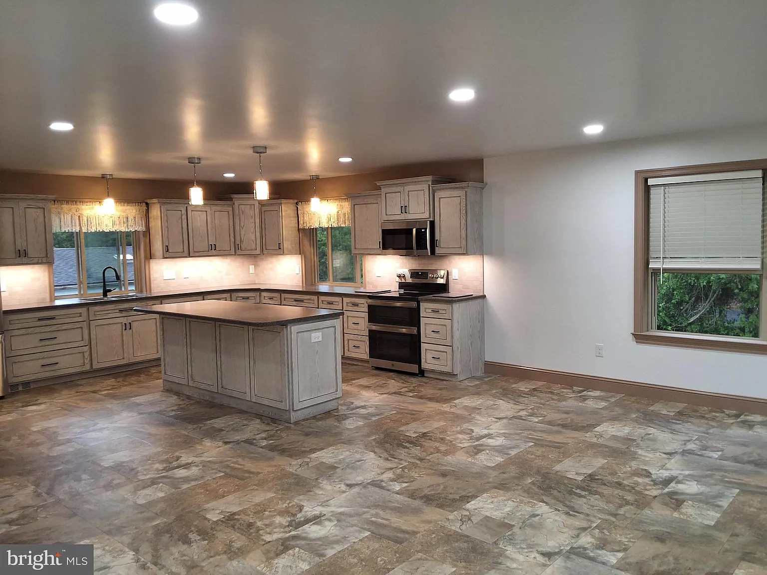 3 bed, 2.5 bath, $2,400 — Photo 4