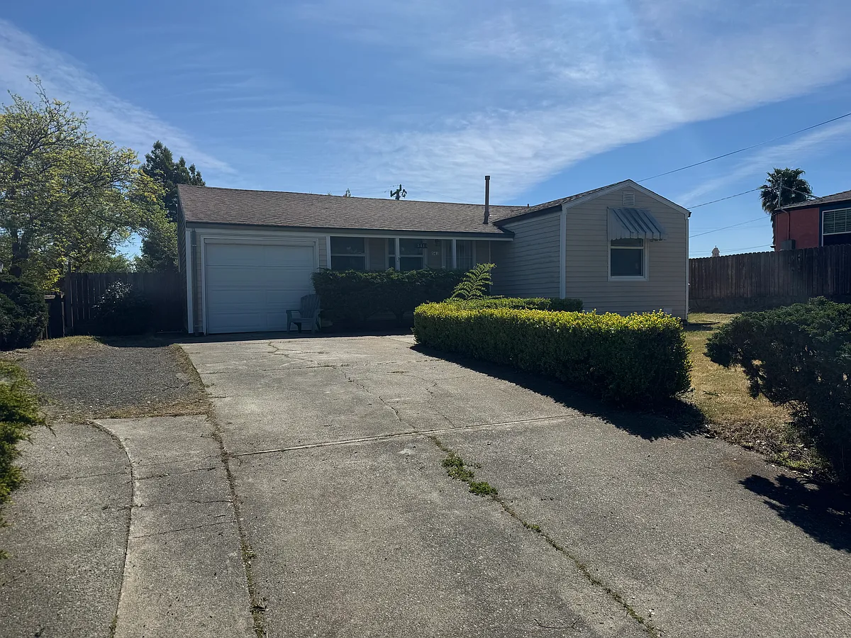 Building Photo - 541 Moorland St