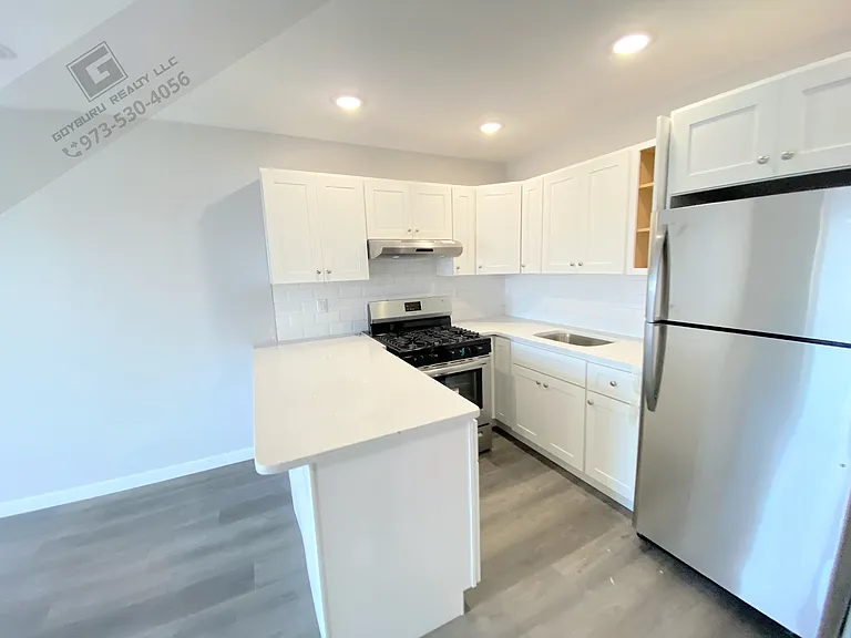 185-189 Broadway Ave #206 — Photo 2