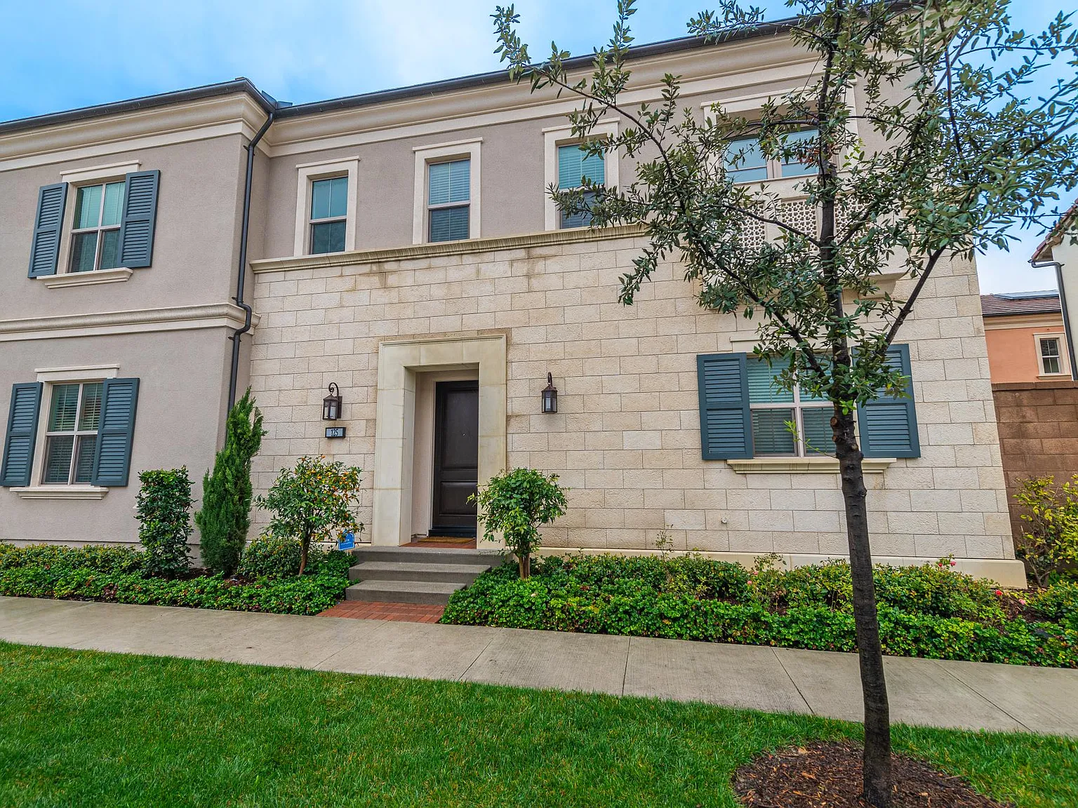 4 bed, 2413 sqft, $6,200 — Photo 2
