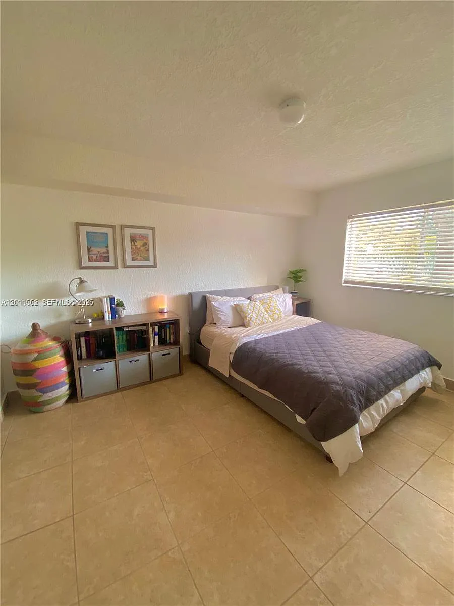 Building Photo - 445 SW 11th St #107