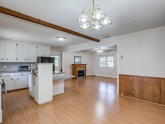 4th image of 208 Blanch St
