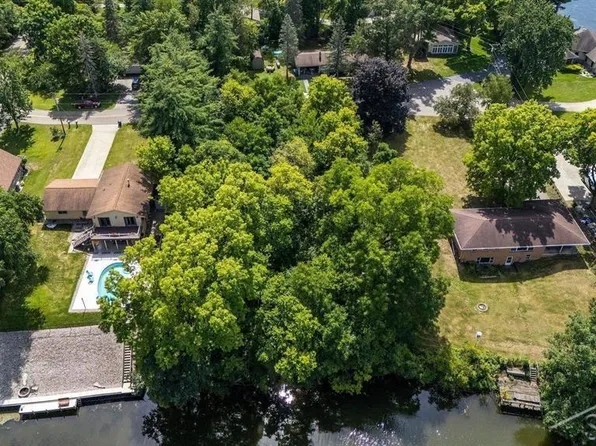 12 N Genrich Dr, Sanford, MI 48657
