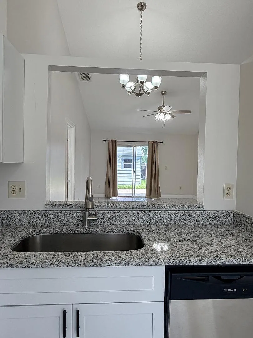 3 bed, 1258 sqft, $2,000 — Photo 3