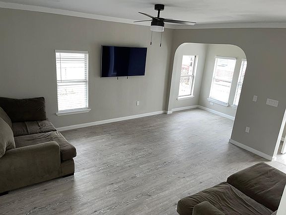 4th image of 2812 Sunset Dr