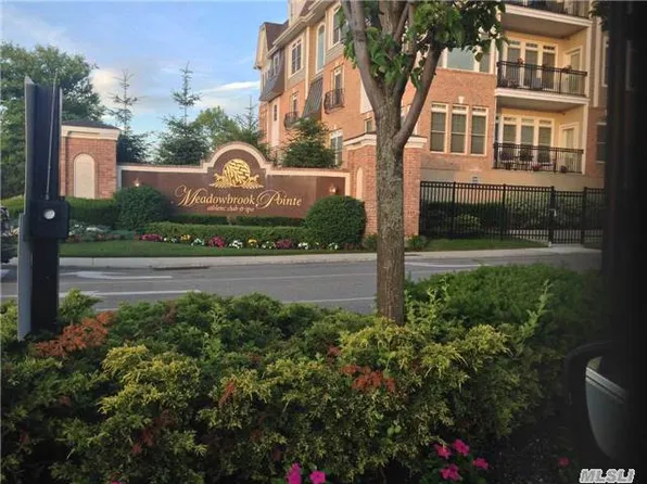 105 Roosevelt Way, Westbury, NY 11590