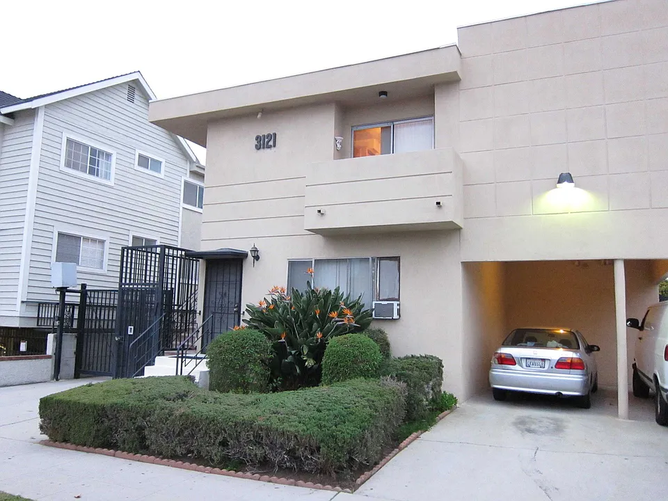 3121 Bagley Ave