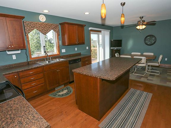 4th image of 891 Peosta St