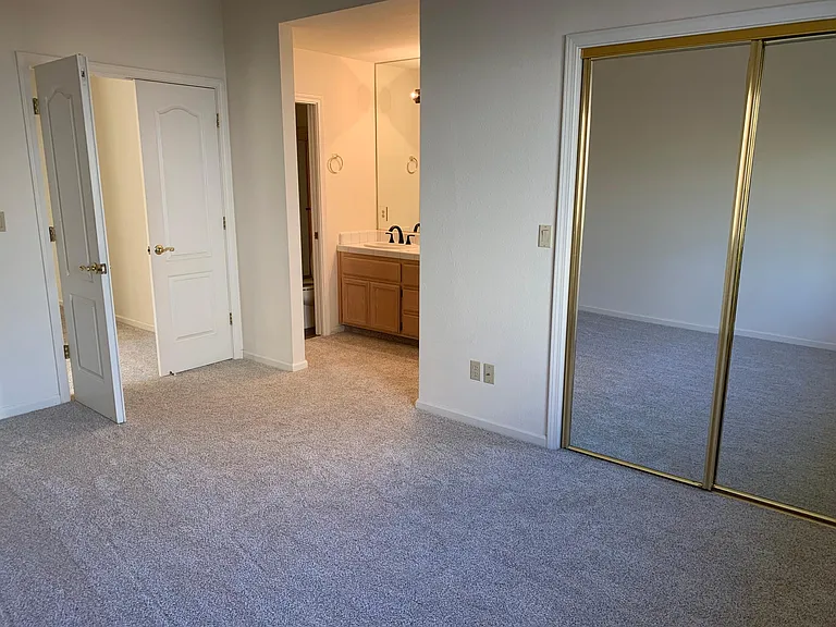 4020 Eastwood Village Ln — Photo 14