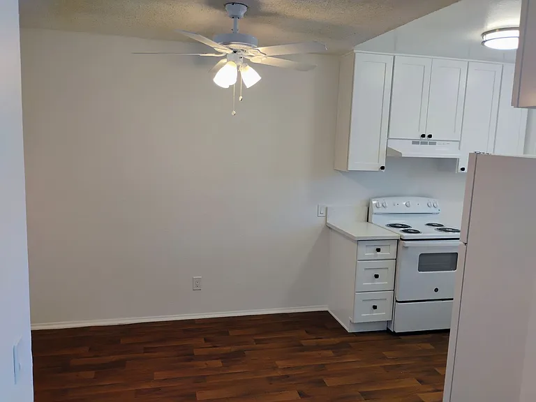 Iris Arms Apartments — Photo 10