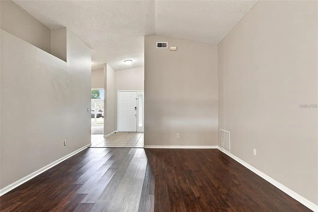 3 bed, 2.0 bath, 1655 sqft, $2,350 — Photo 2