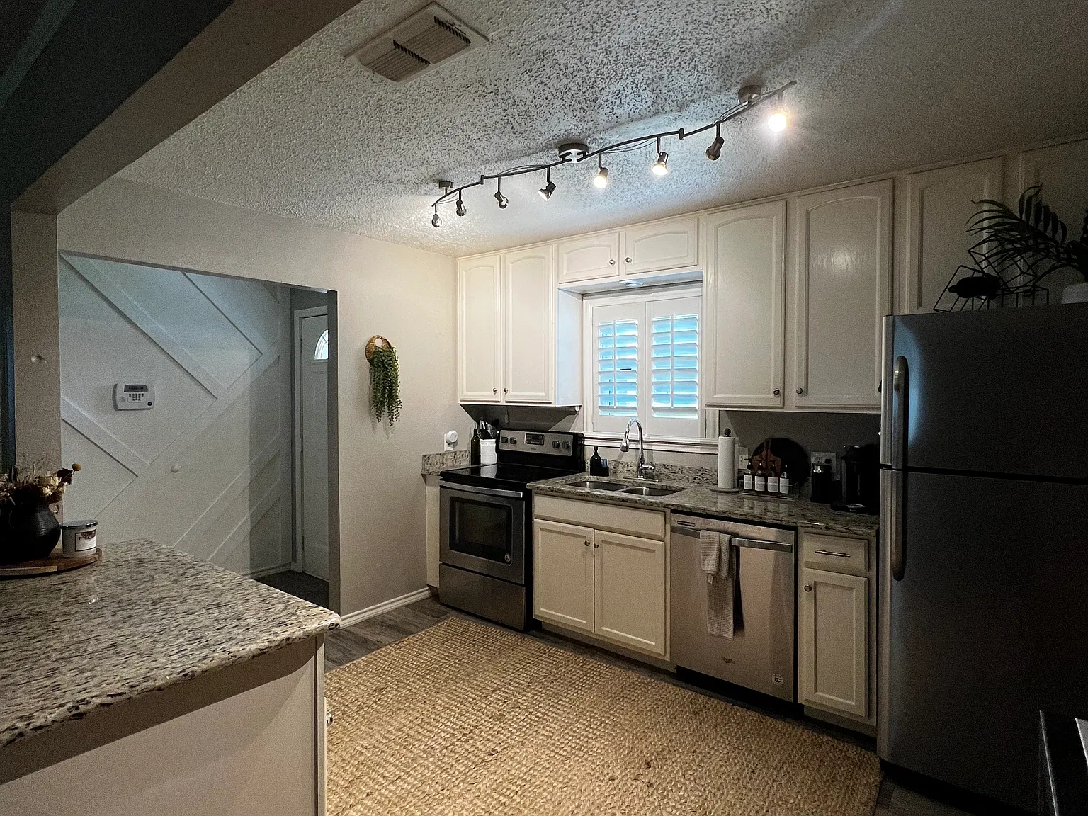 3 bed, 1383 sqft, $2,300 — Photo 2