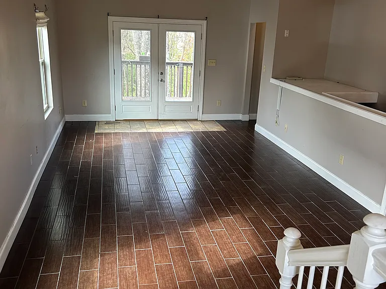 302 Williamsburg Ln — Photo 25