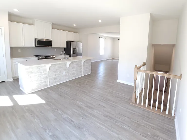 BEATIFUL LAY OUT OF THE KITCHEN