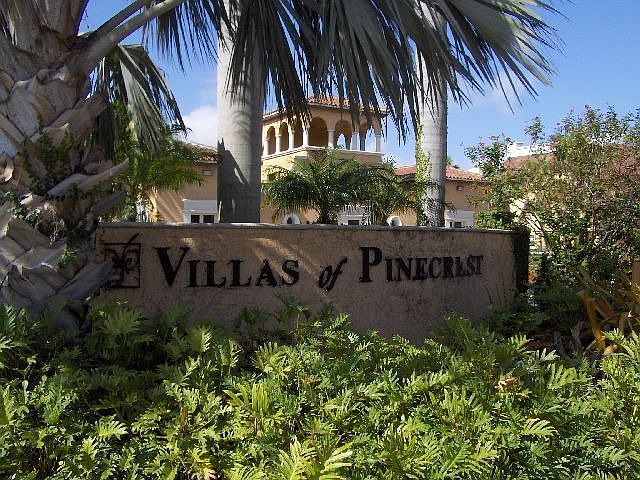 Villas of Pinecrest Entrance