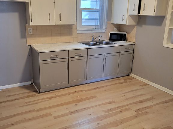 3rd image of 303 38th St #1