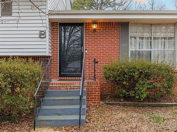 3rd image of 8 Dogwood Dr