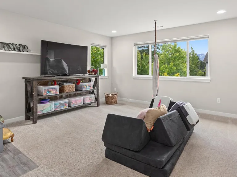 303 Vaughan Blvd NE — Photo 17