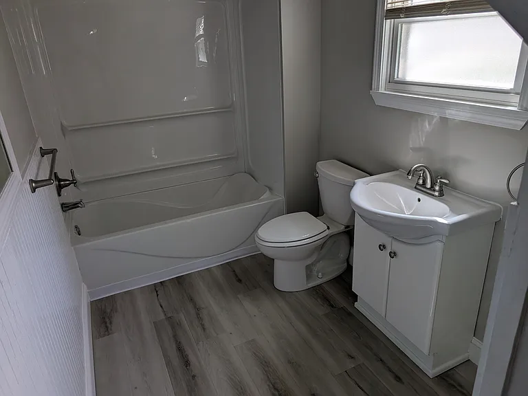 116 N East St — Photo 6