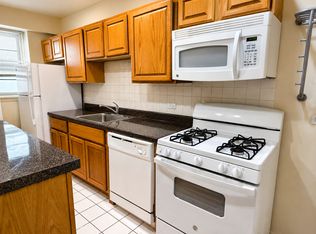 W Roscoe, Chicago, IL 60615