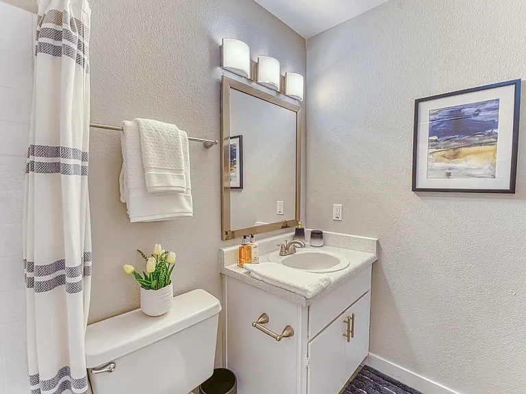 Las Brisas Apartment Homes — Photo 11