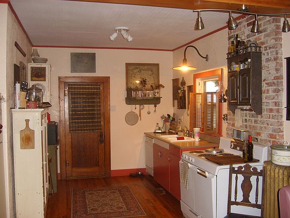 5th image of 300 W Elm St