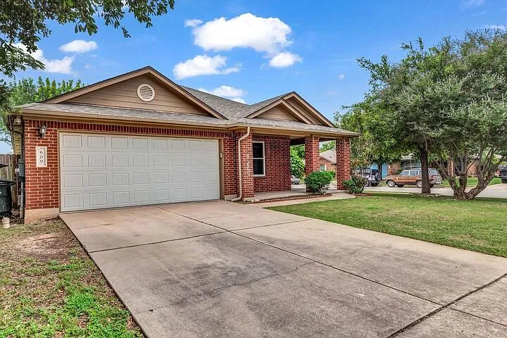 609 Golden Gate Dr — Photo 2