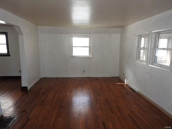 3rd image of 312 Douglas St