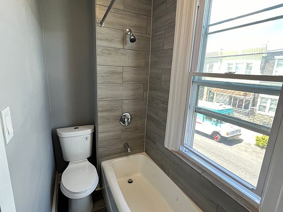 2nd image of 904 E Tioga St APT 4