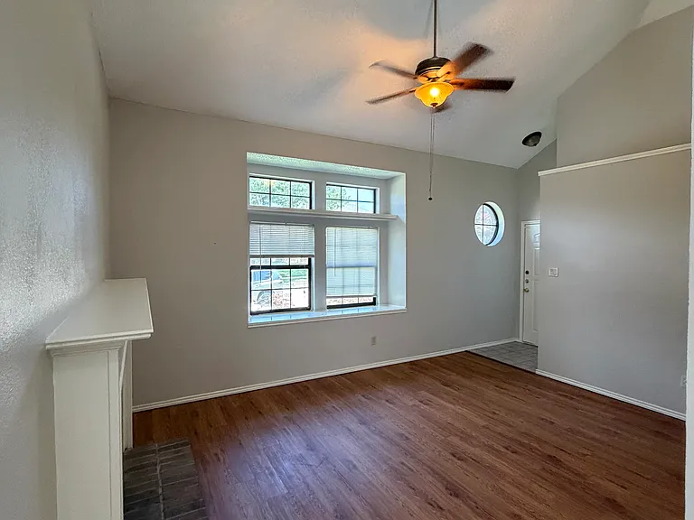 4122 Cochise Dr — Photo 2