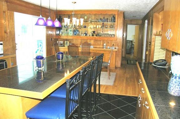SPACIOUS KITCHEN