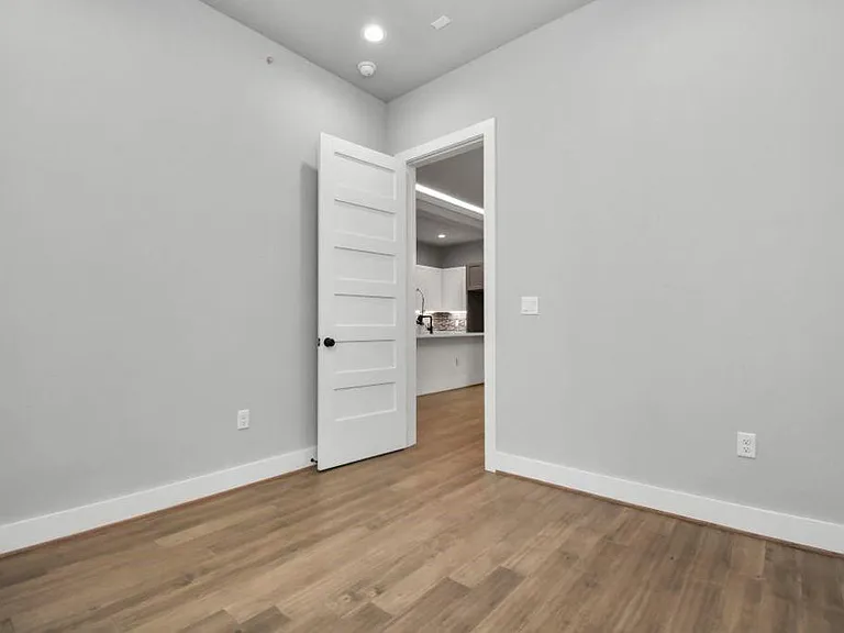1320 Eberhard St — Photo 22