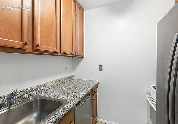4th image of 393 W 49th St APT 5Q