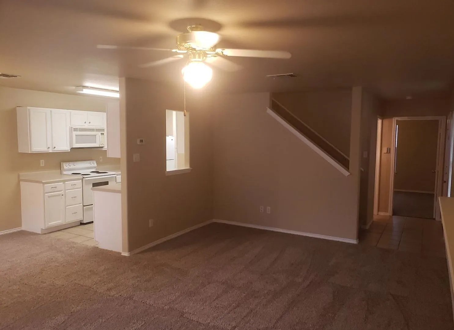 Medical Center! Available Now! Immaculate Well-Maintained 3bd/2.1ba Townhome — Photo 2