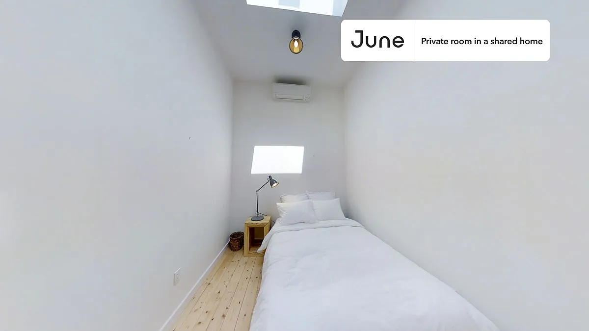 Queen bedroom in 5 bed/2 bath home in Prospect Lefferts Gardens #1842 B — Photo 1