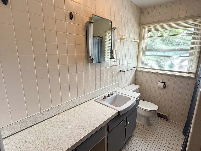 601 E Washington St #8 — Photo 11