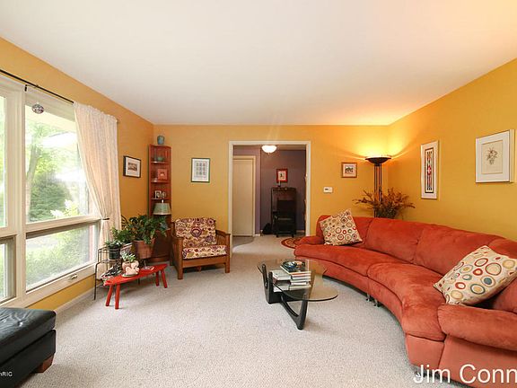 4th image of 411 Pebble Beach Dr SE