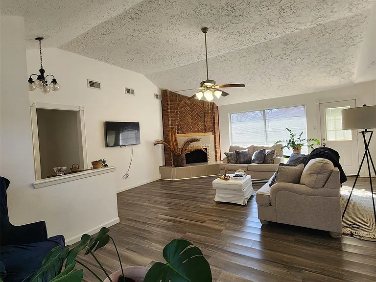3622 Fiddlers Green Dr — Photo 3