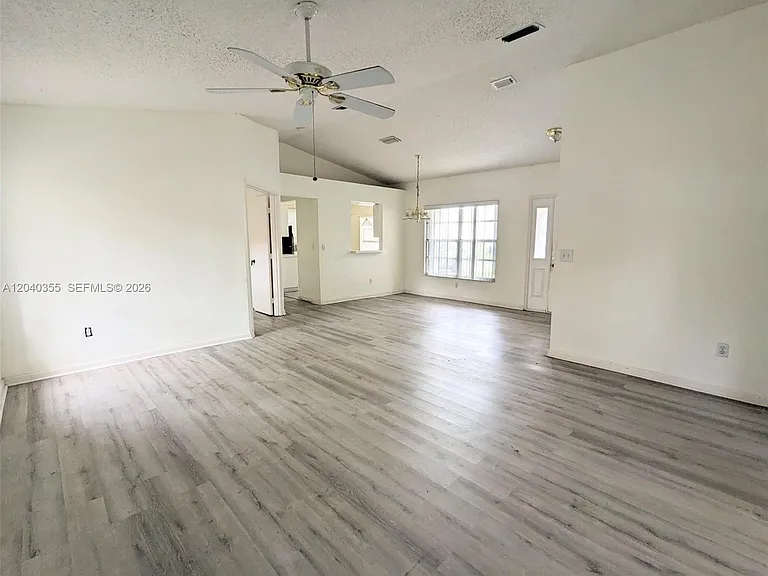 532 SE 21st Dr — Photo 3