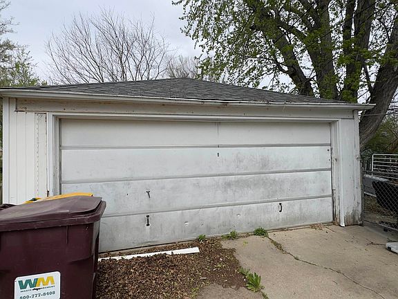 5th image of 826 W 2nd St