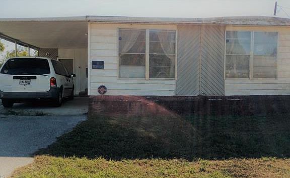3rd image of 2209 Laurel Ln