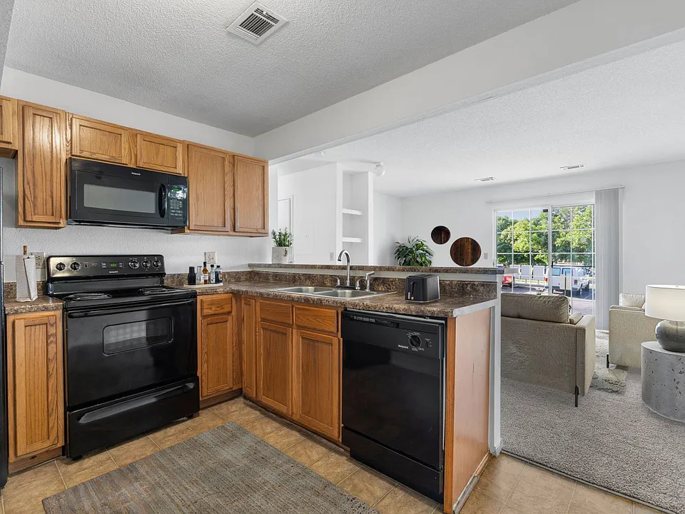 Three Bedroom - 3 Bed / 2 Bath - 989 Sq.Ft.