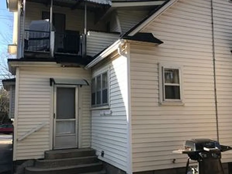 322 Diamond Ave NE — Photo 3