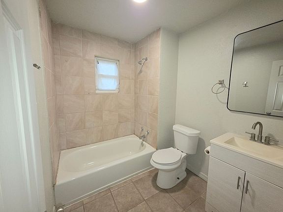 3rd image of 931 W 12th St