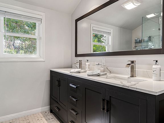 5th image of 11639 Kling St