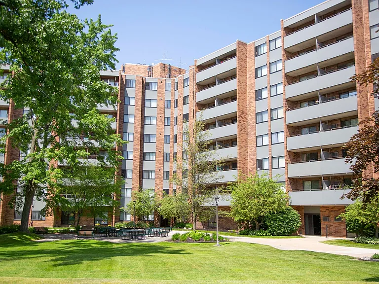 Oxford Park Towers of Berkley Senior Community — Photo 33