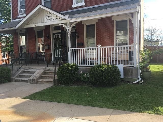 202 E Poplar