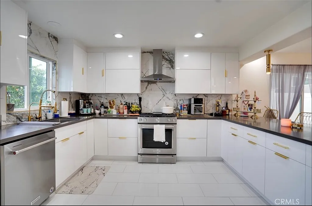 3 bed, 2.5 bath, 1750 sqft, $3,900 — Photo 3